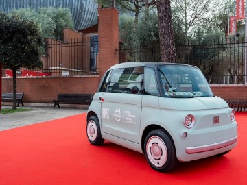 Fiat na czerwonym dywanie